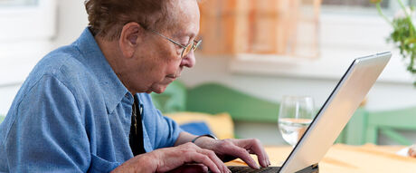 Ældre kvinde med computer